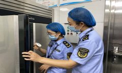 工储物间的货架和储物箱、就餐区等区域进行擦